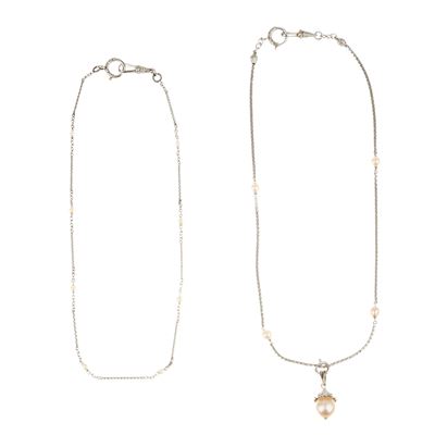 Due Catene da Orologio in Oro Bianco 18 Kt Perle e Microperle, una con Pendente con Perla e Diama...