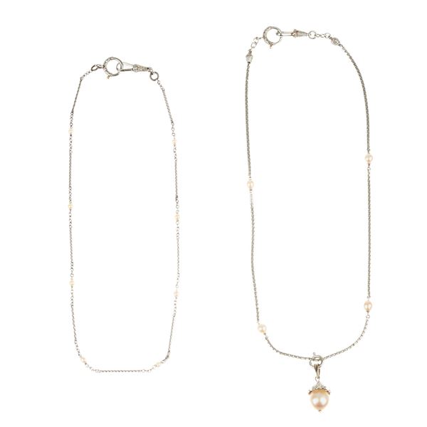 Due catene da orologio in oro bianco 18 kt perle e microperle, una con pendente con perla e diamanti