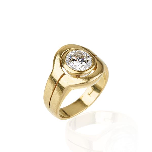 Solitaire ring in 18 kt yellow gold and brilliant cut diamond weighing 2.01 ct