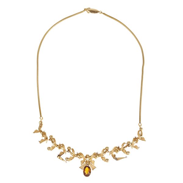 Floral-inspired necklace in 18 kt yellow gold, diamonds and topaz