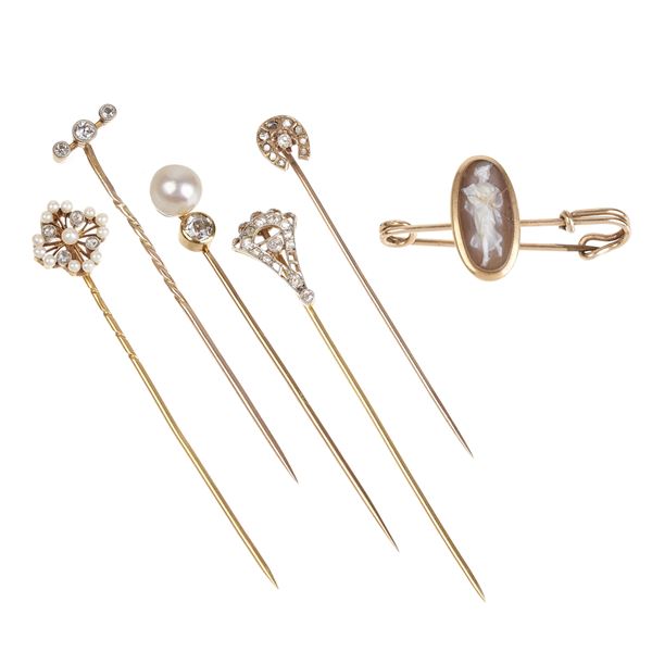 Five tie pins in 18 and 12 kt yellow gold, diamonds and pearls and safety pin with cameo