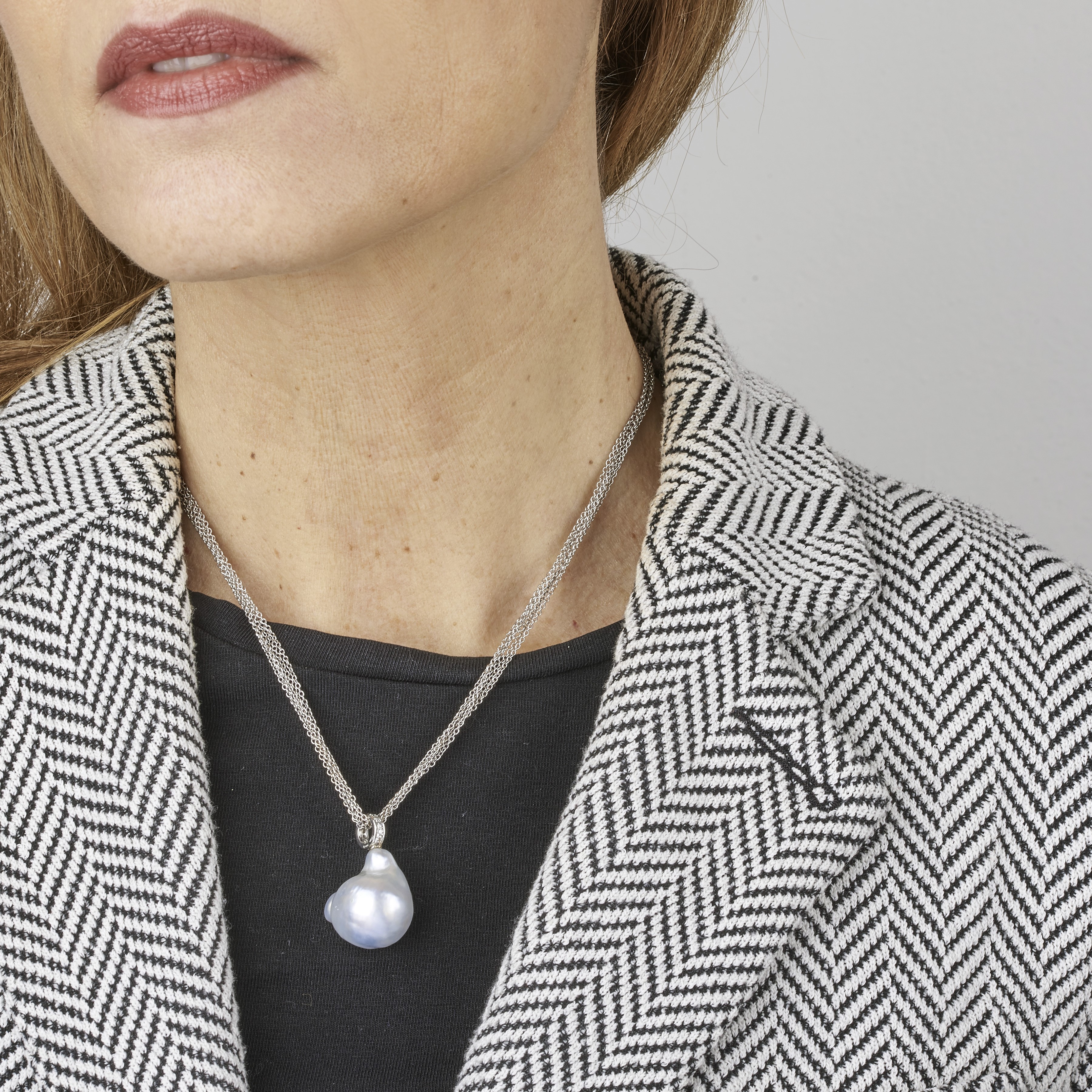 Girocollo millefili in oro bianco 18 kt, diamanti e perla scaramazza pendente