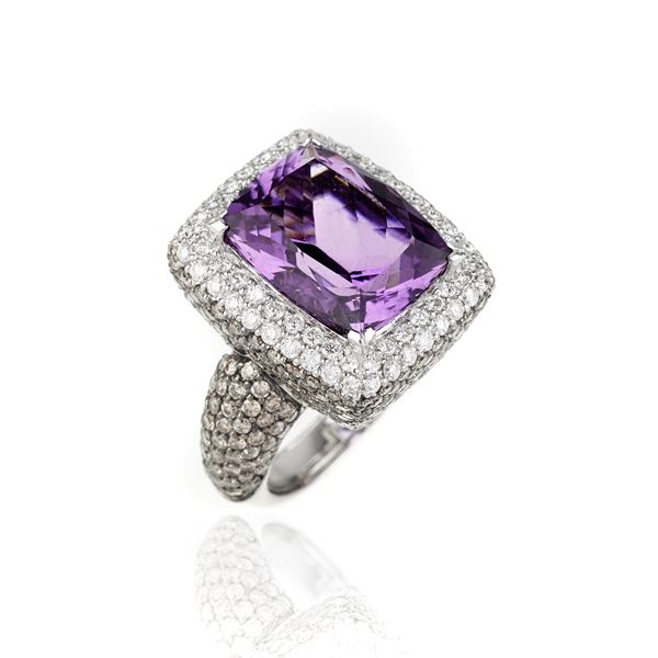 Large ring in 18 kt white gold, diamonds, brown diamonds and amethyst
