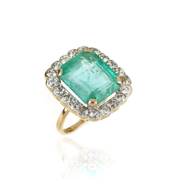 Large ring in 18 kt yellow gold, diamonds and emerald