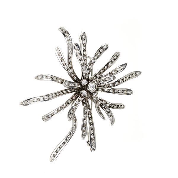 Large Anemone Clip in 18 kt white gold and diamonds
