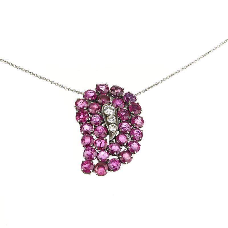 Pendente Piuma in oro bianco 12 kt , diamanti e rubini birmani naturali con catena in platino