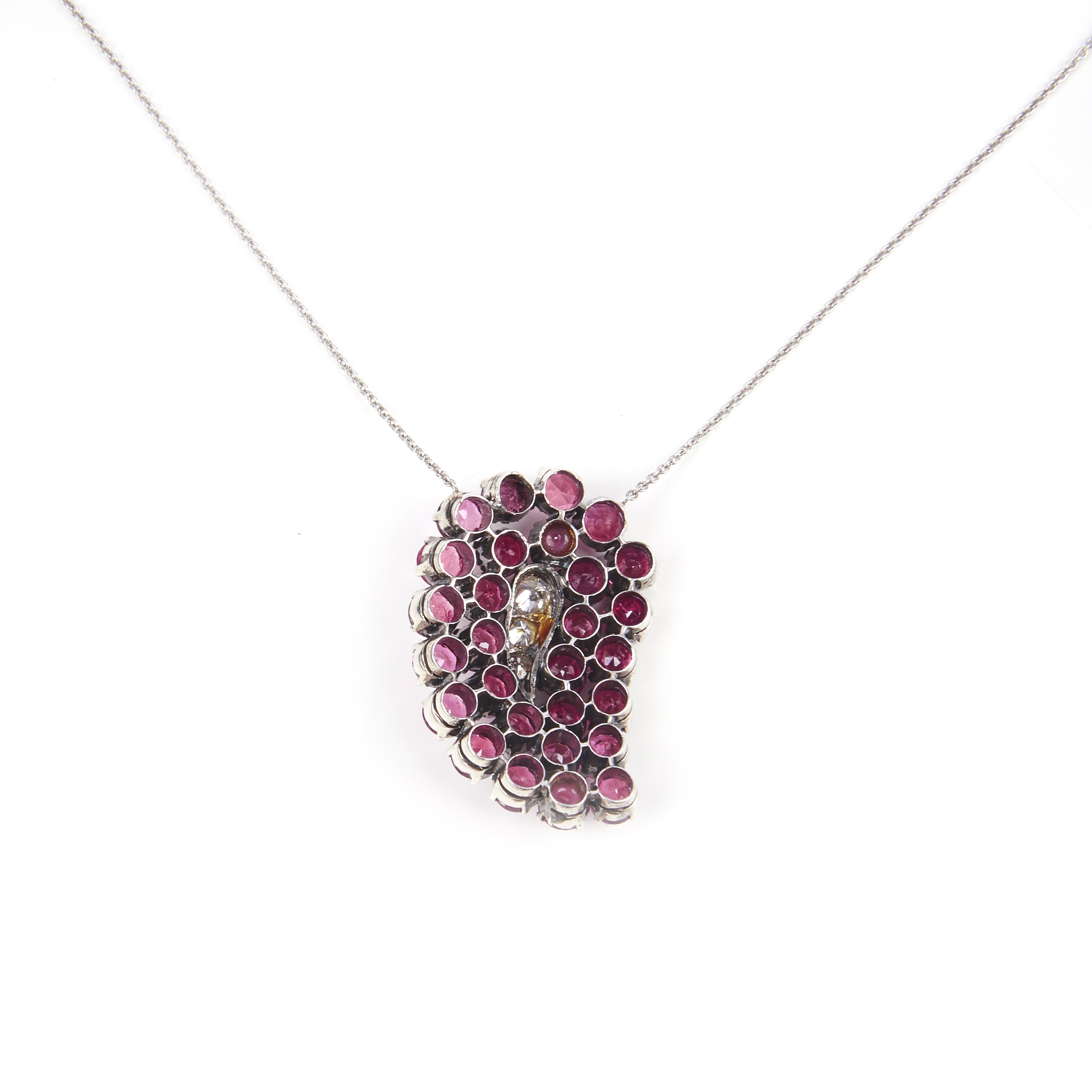 Pendente Piuma in oro bianco 12 kt , diamanti e rubini birmani naturali con catena in platino