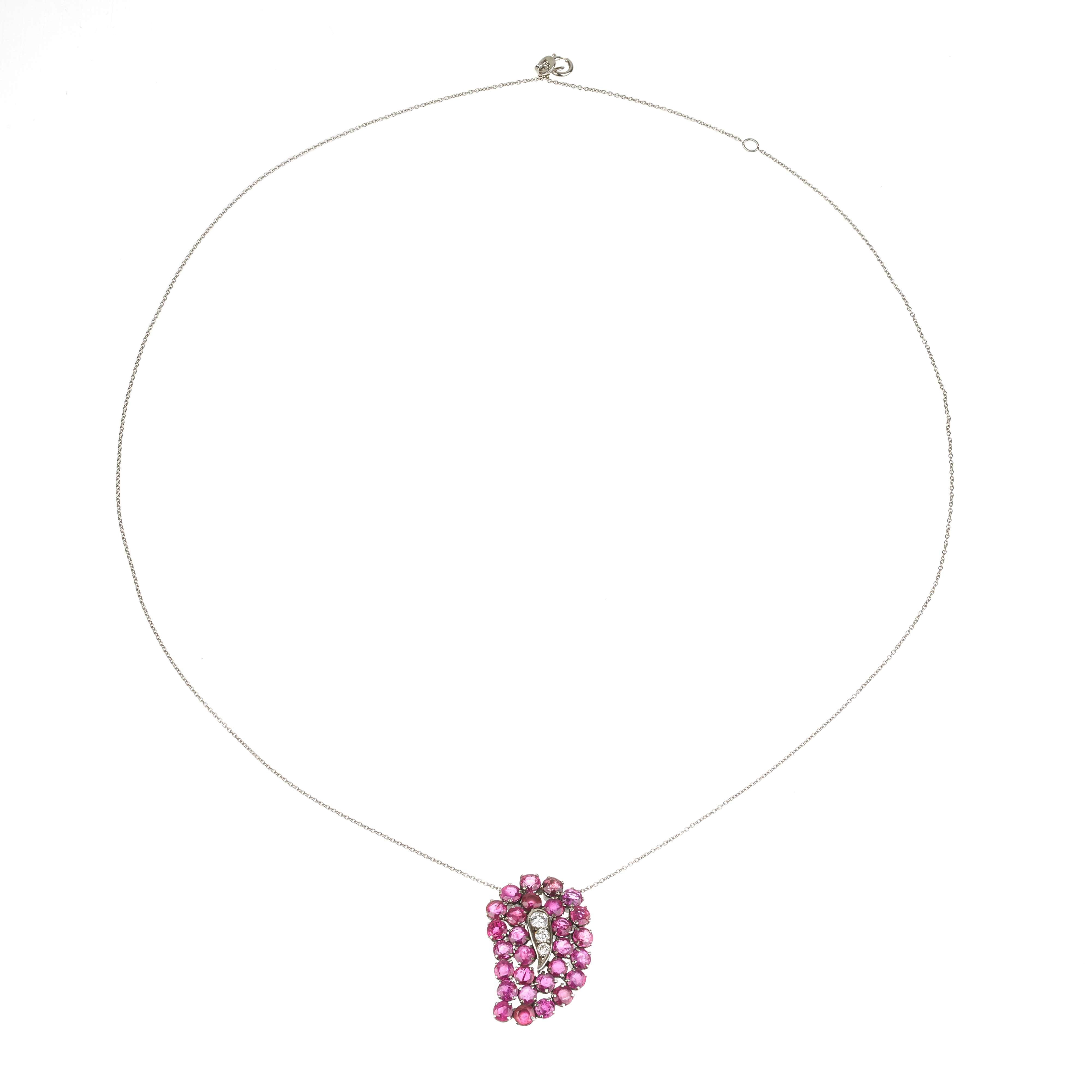 Pendente Piuma in oro bianco 12 kt , diamanti e rubini birmani naturali con catena in platino