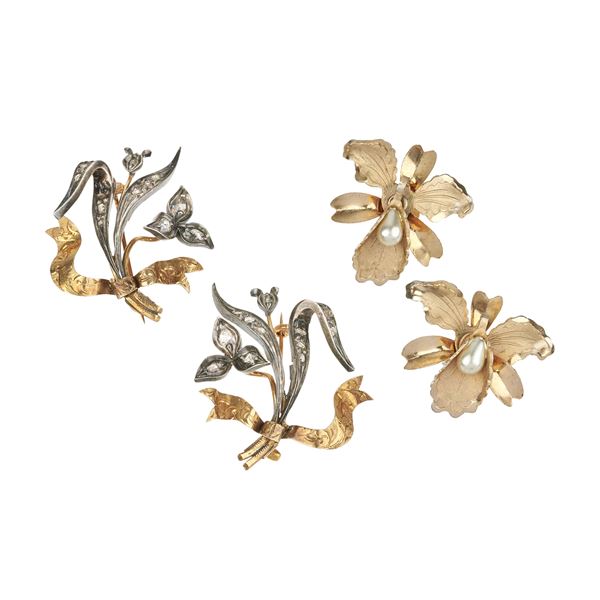 Pair of floral brooches in yellow gold, silver and diamonds and pair of earrings in 12 kt gold and pearl