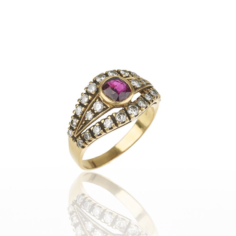 Anello a fascia in oro giallo 18 kt, diamanti e rubino
