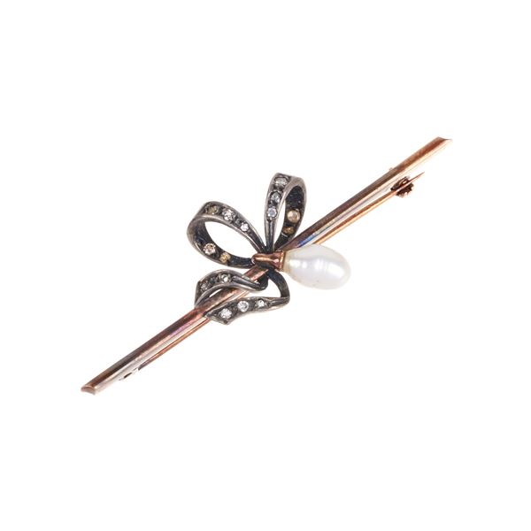 Bar brooch in 18 and 9 kt gold, silver, diamonds and scaramazza pearl
