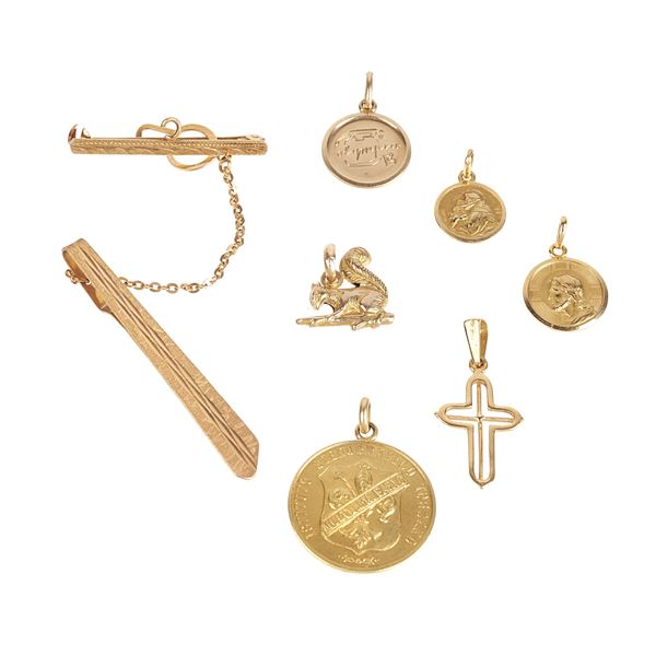 Lot of four medals, two brooches and two pendants in 18 kt gold