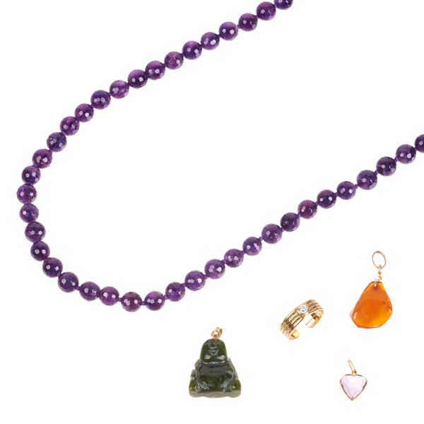 Necklace in amethyst and silver, a ring with diamond, three pendants in semi-precious stones and 18 kt gold