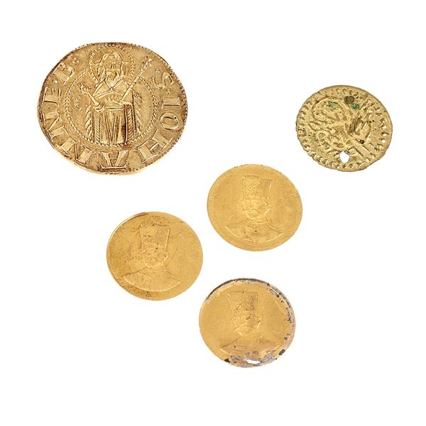 Lotto di un fiorino in oro e quattro monete varie in oro giallo 18 e 22 kt