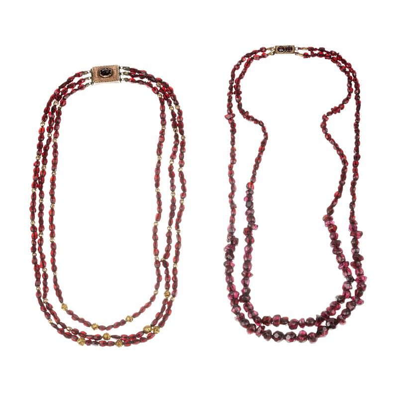 Collana a Tre Fili in Granati, Oro 18 e 9 Kt, ed Altra a Due Fili in Granati e Oro 9 Kt
