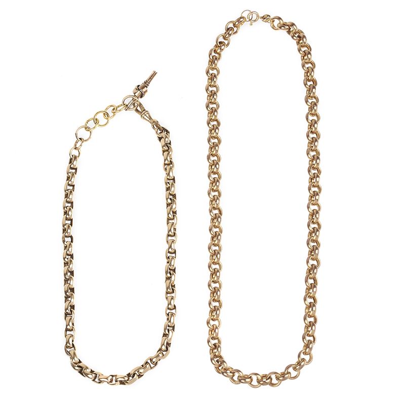 Due catene da orologio a maglie intrecciate ed una chiavetta in oro 9 kt