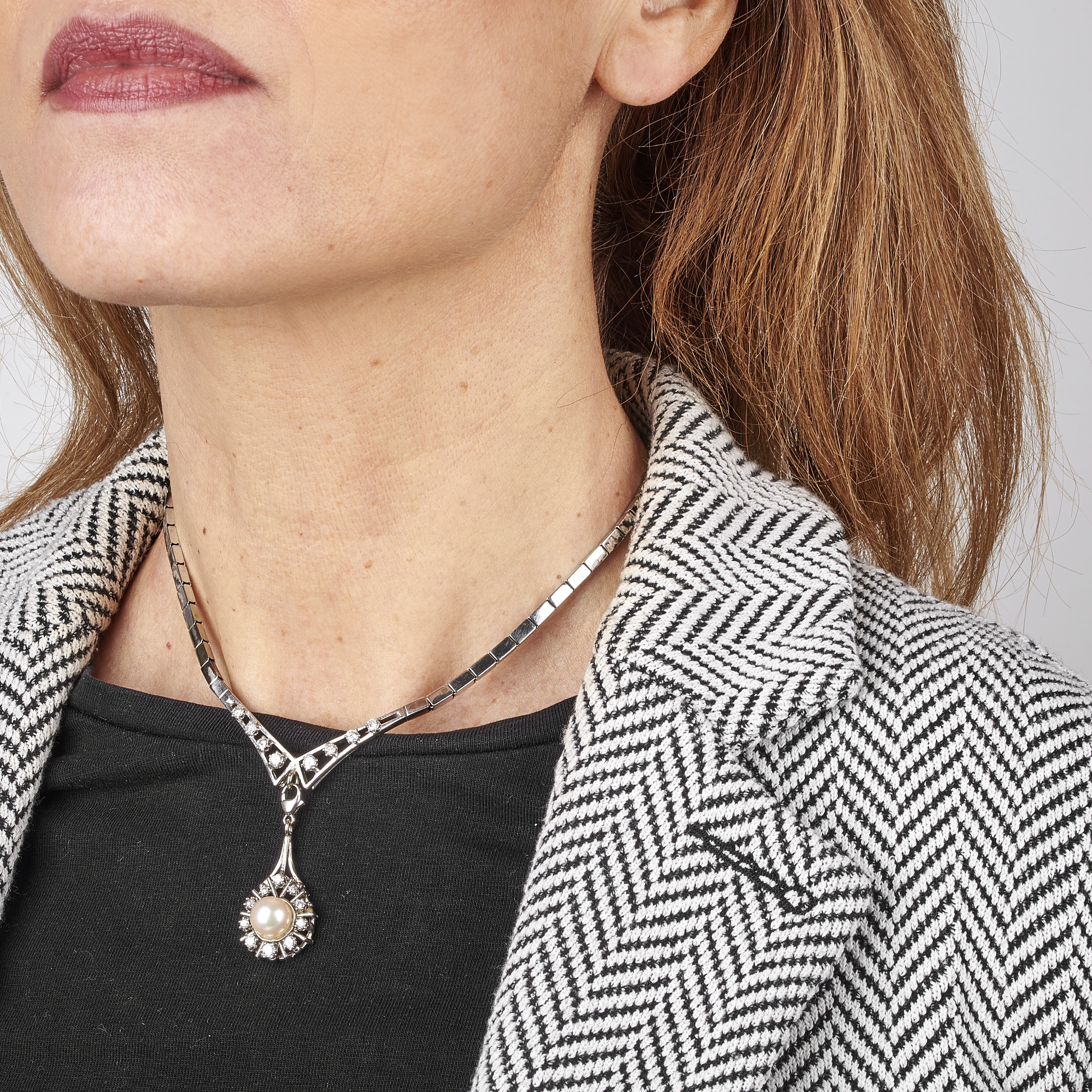 Girocollo in oro bianco 18 kt, diamanti e perla coltivata