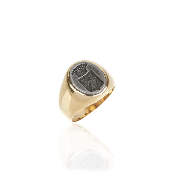 Chevalier ring with coat of arms in 18 kt yellow gold and silver
