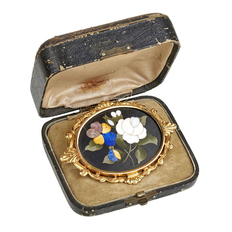 Grande spilla con commesso in pietra dura con fiori e oro giallo 18 kt