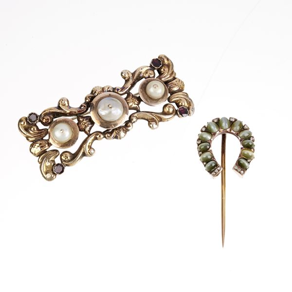 Bar brooch in 12 kt gold and pearls and horseshoe brooch in 18 kt rose gold and semiprecious stones