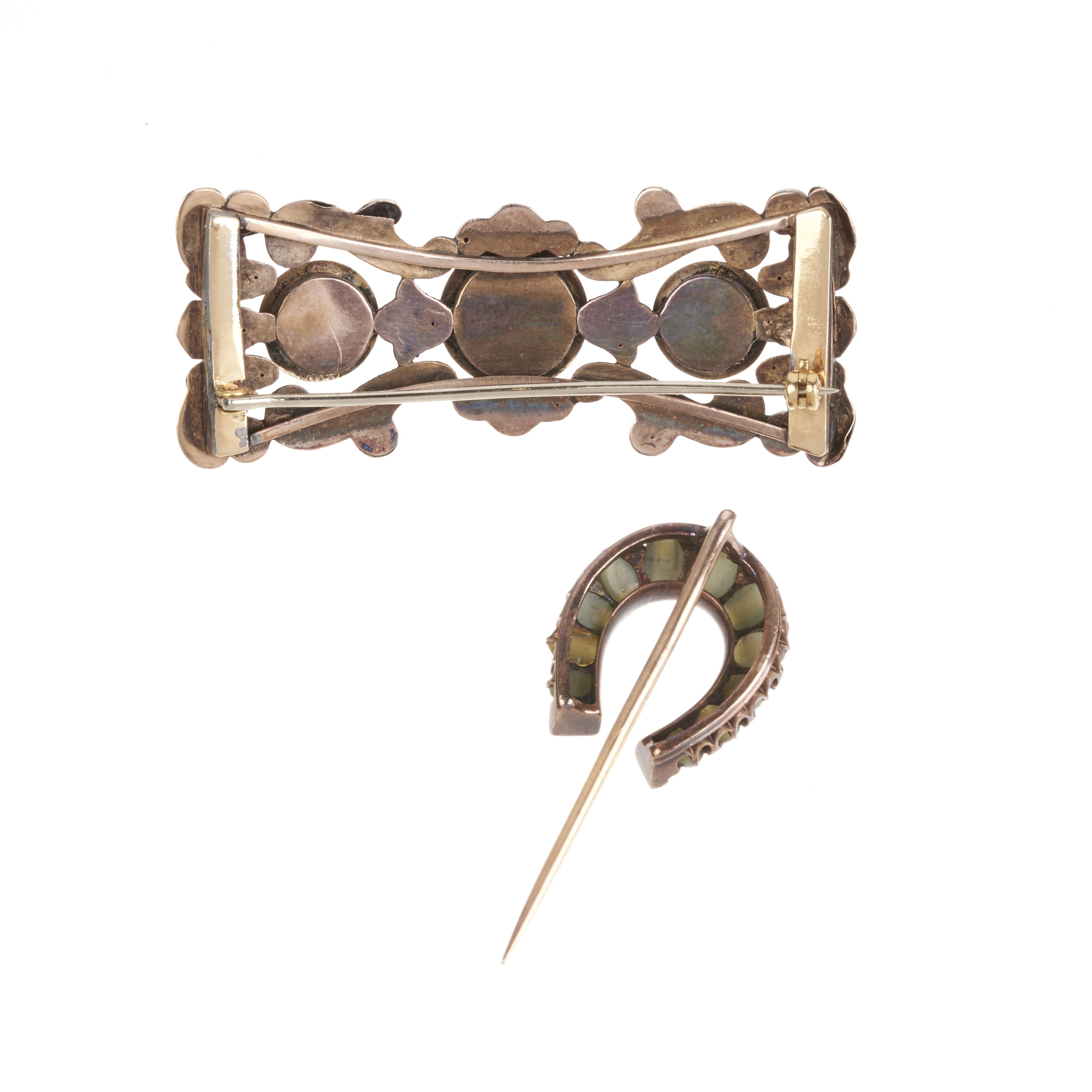 Spilla a barretta in oro 12 kt e perle e spilla ferro di cavallo in oro rosa 18 kt, e pietre dure