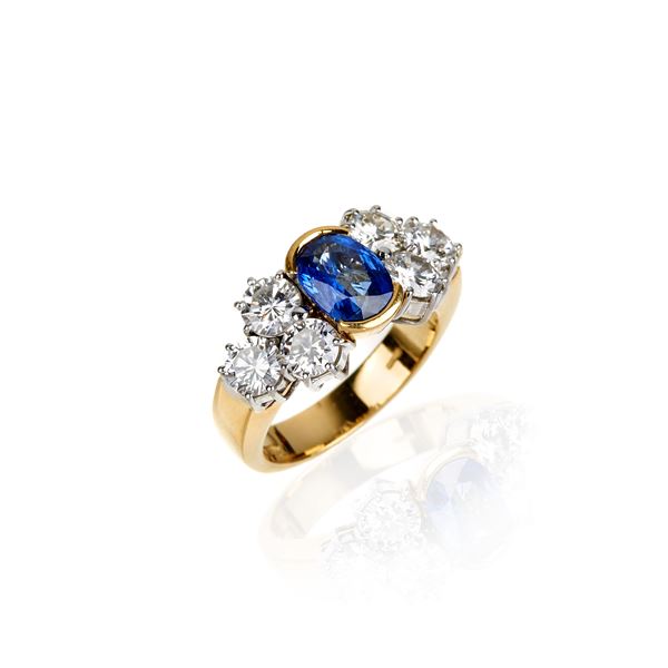 Ring in 18 kt yellow gold, diamonds and sapphire