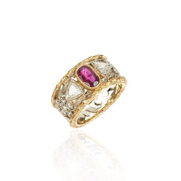 Pierced and chiselled band ring in 18 kt white and yellow gold, diamonds and ruby