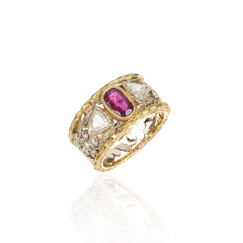 Anello a fascia traforata e cesellata in oro bianco e oro giallo 18 kt, diamanti e rubino