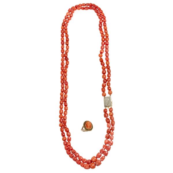 Two-strand necklace in red coral, 18 kt gold and diamonds and ring in 18 kt gold and carved coral