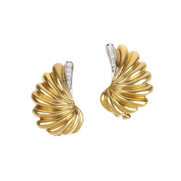 Pair of clip earrings in yellow gold and diamonds