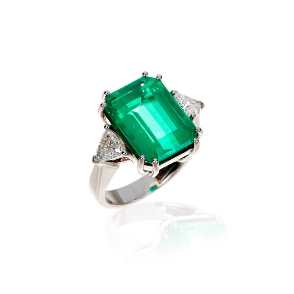 Important ring in 18 kt white gold, diamonds and Brazilian emerald