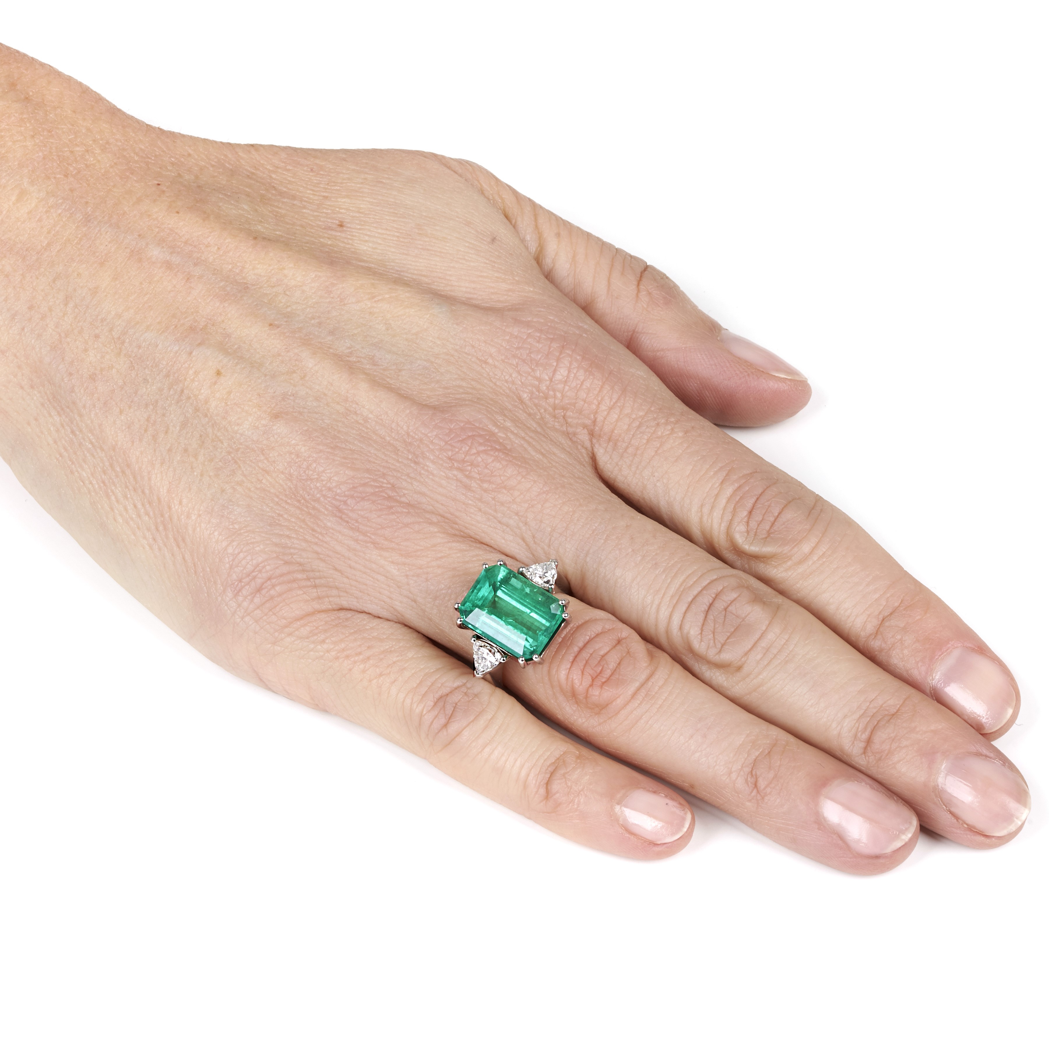 Importante anello in oro bianco 18 kt, diamanti e smeraldo brasiliano