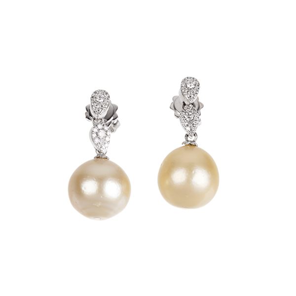 Pair of dangling earrings in 18 kt white gold, diamonds and gold pearls
