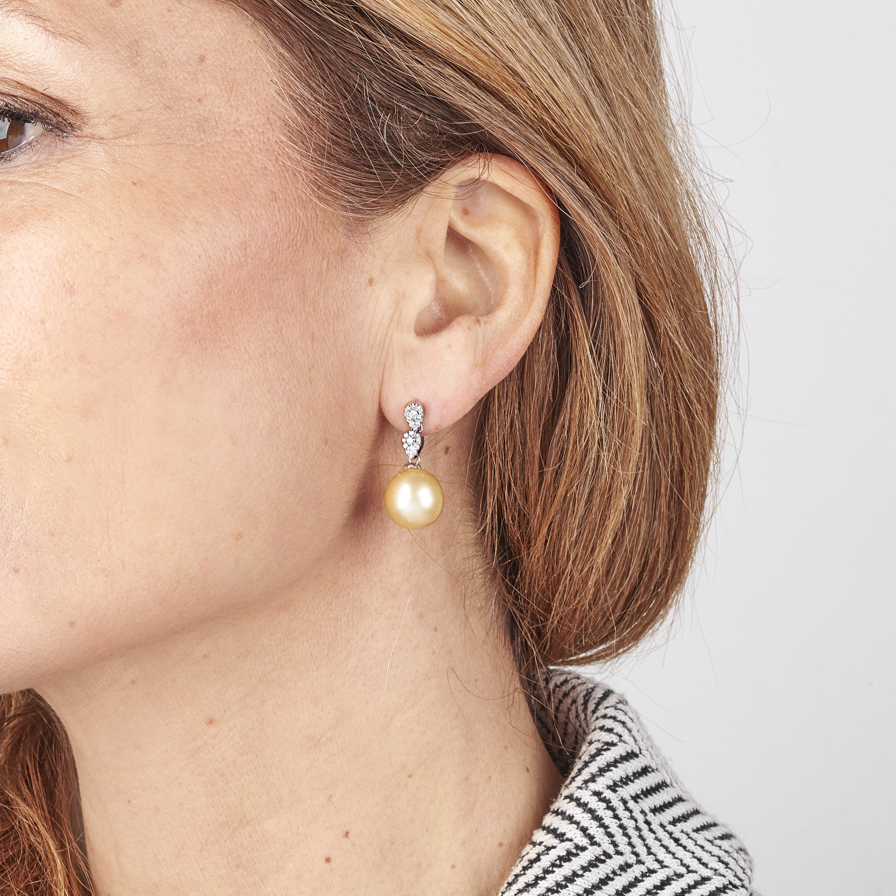 Paio di orecchni pendenti in oro bianco 18 kt, diamanti e perle gold