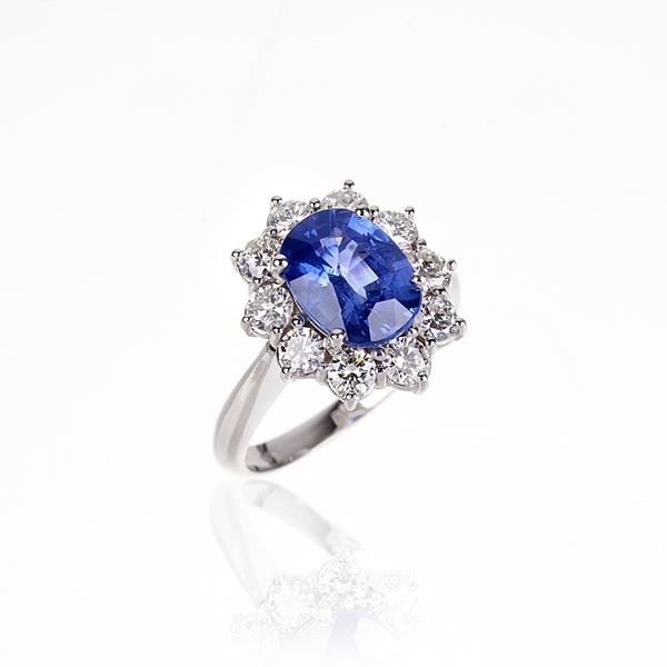Daisy ring in 18 kt white gold, diamonds and sapphire
