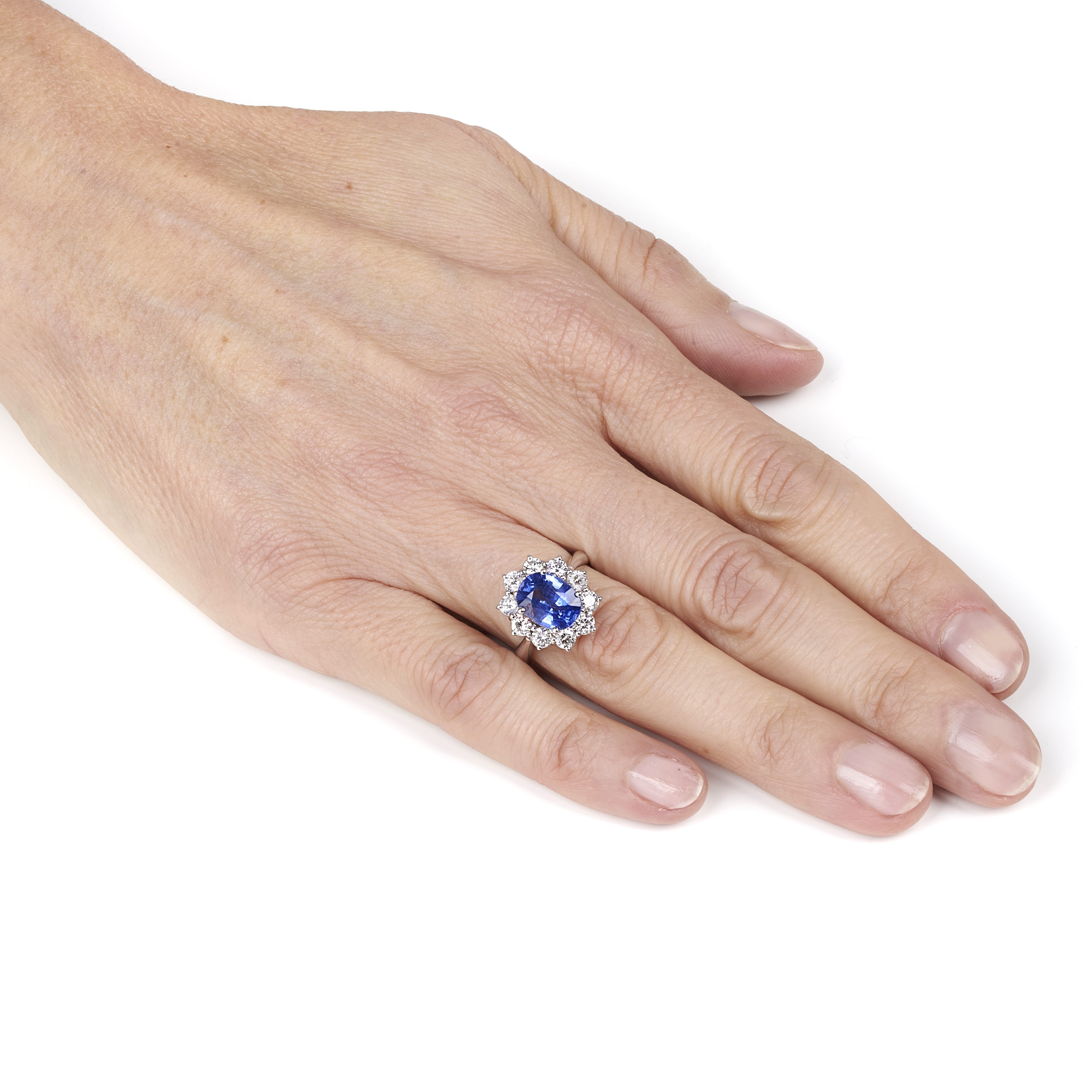 Anello a margherita in oro bianco 18 kt, diamanti e zaffiro