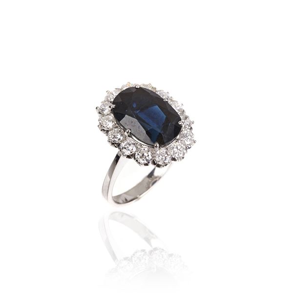 Daisy ring in 14 kt white gold, diamonds and sapphire