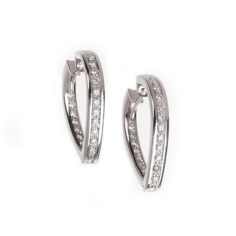 Paio di orecchini pendenti a cuore in oro bianco 18 kt e diamanti