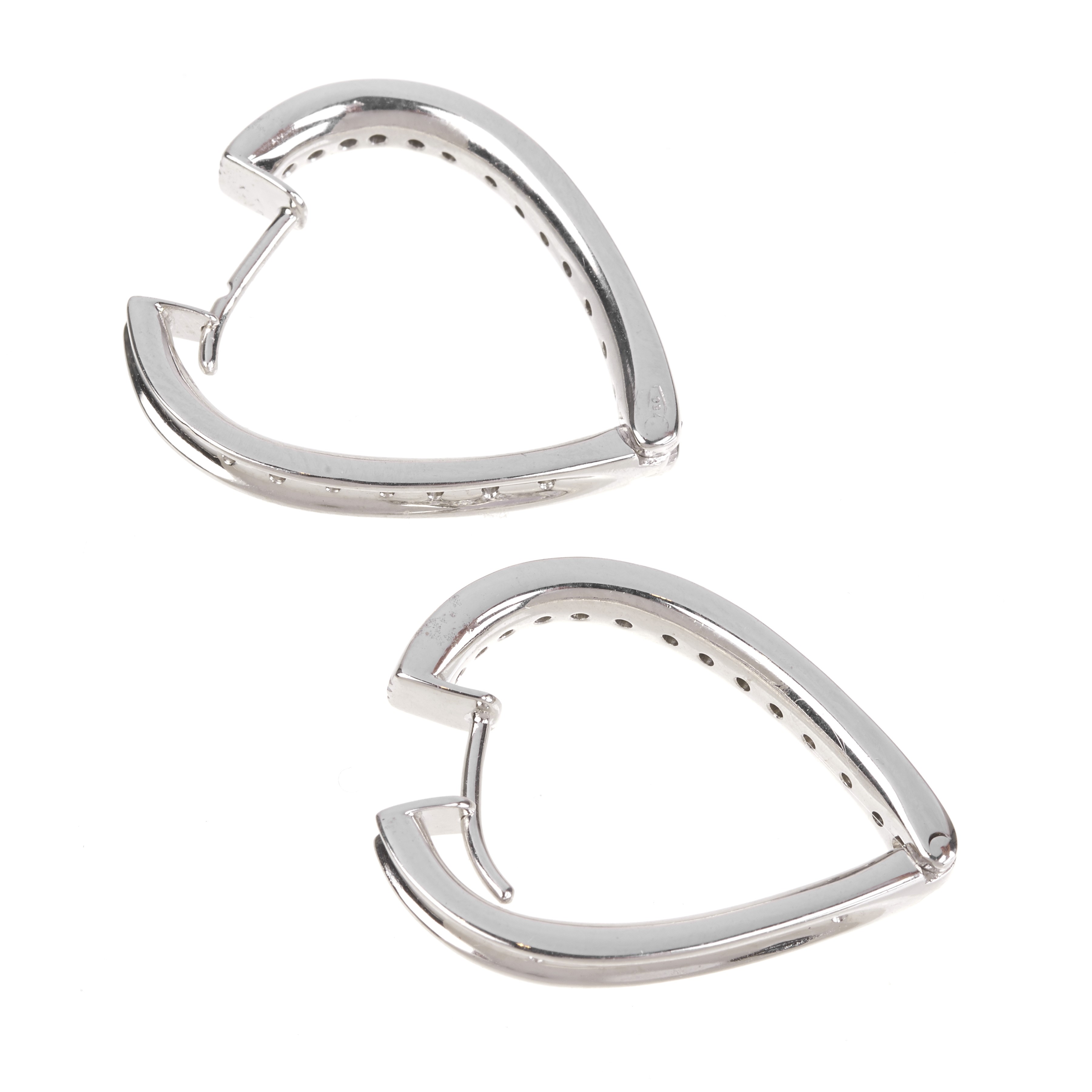 Paio di orecchini pendenti a cuore in oro bianco 18 kt e diamanti