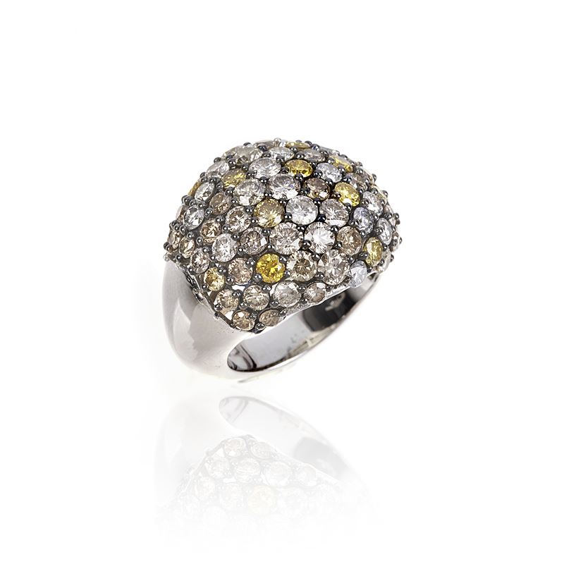 Grande anello bombato fantasia in oro bianco e brunito 18 kt, diamanti e diamanti fancy