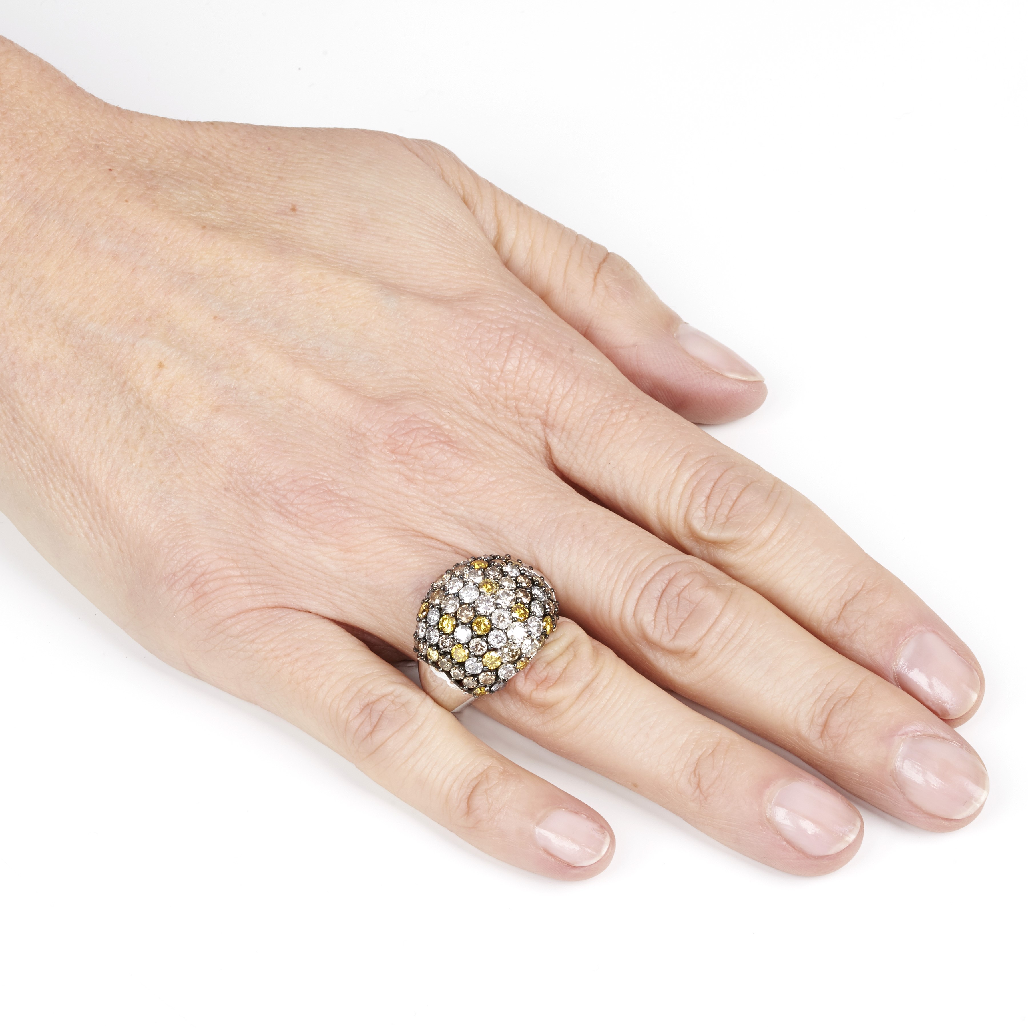 Grande anello bombato fantasia in oro bianco e brunito 18 kt, diamanti e diamanti fancy