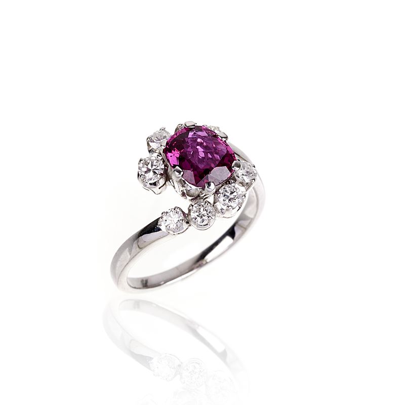 Anello in oro bianco 18 kt, diamanti e rubino