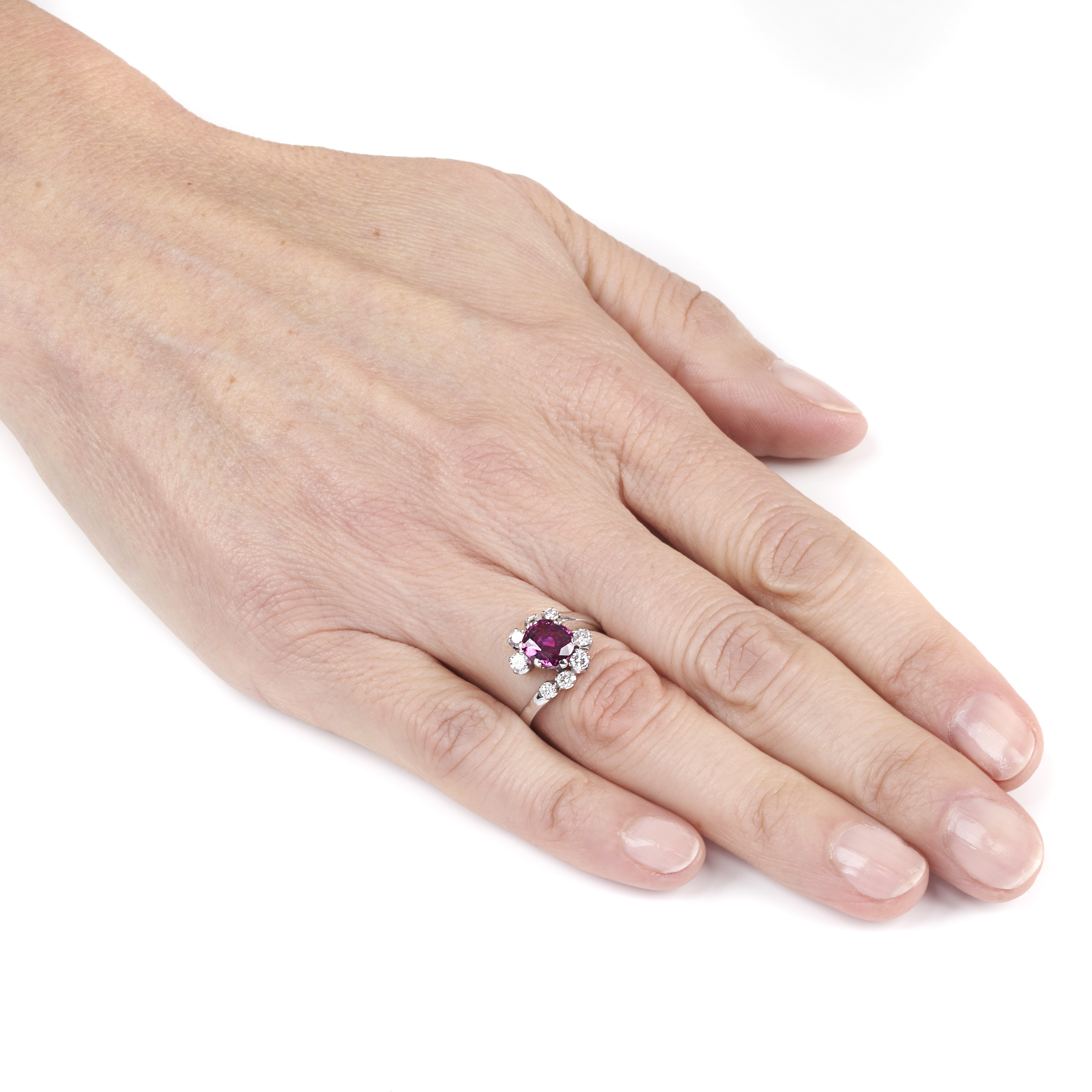 Anello in oro bianco 18 kt, diamanti e rubino