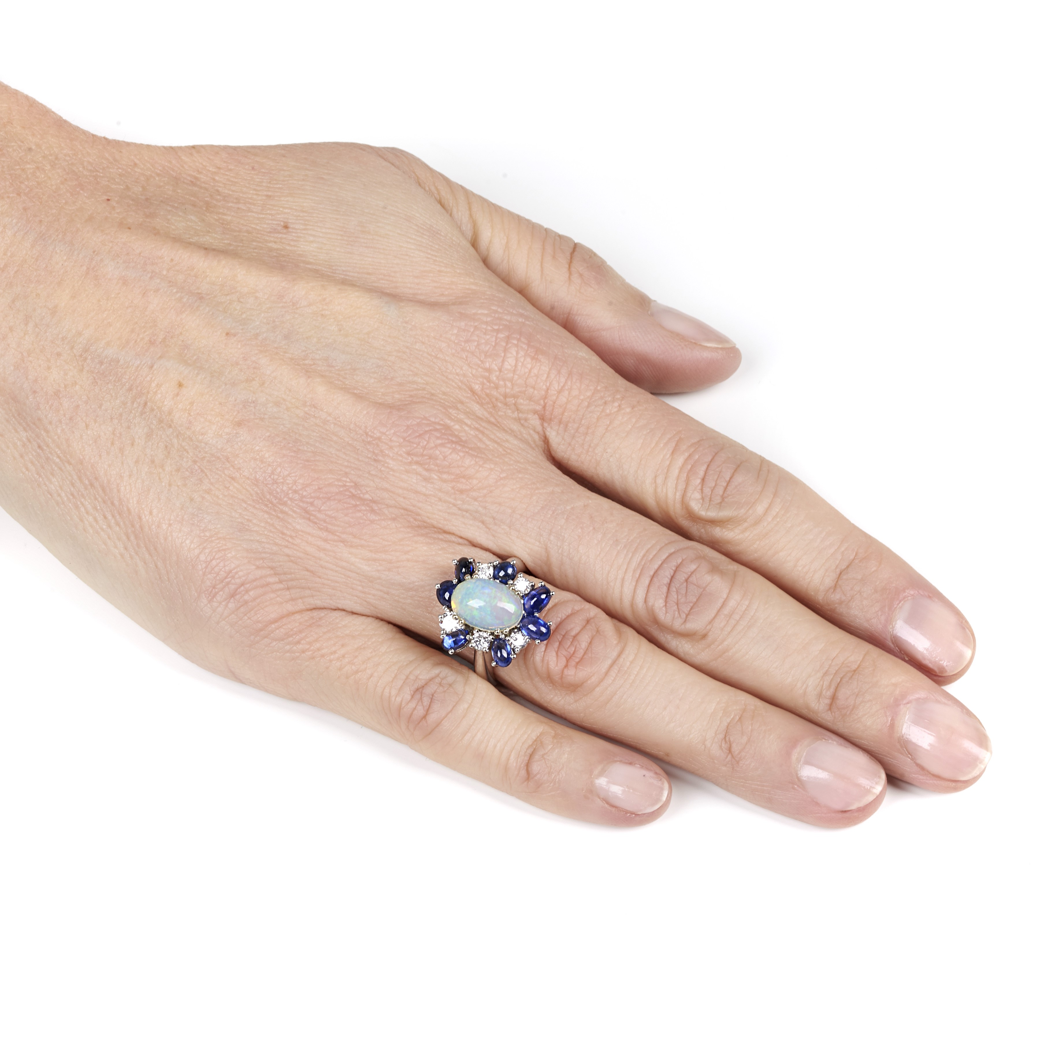 Anello in oro bianco 18 kt diamanti, zaffiri e opale