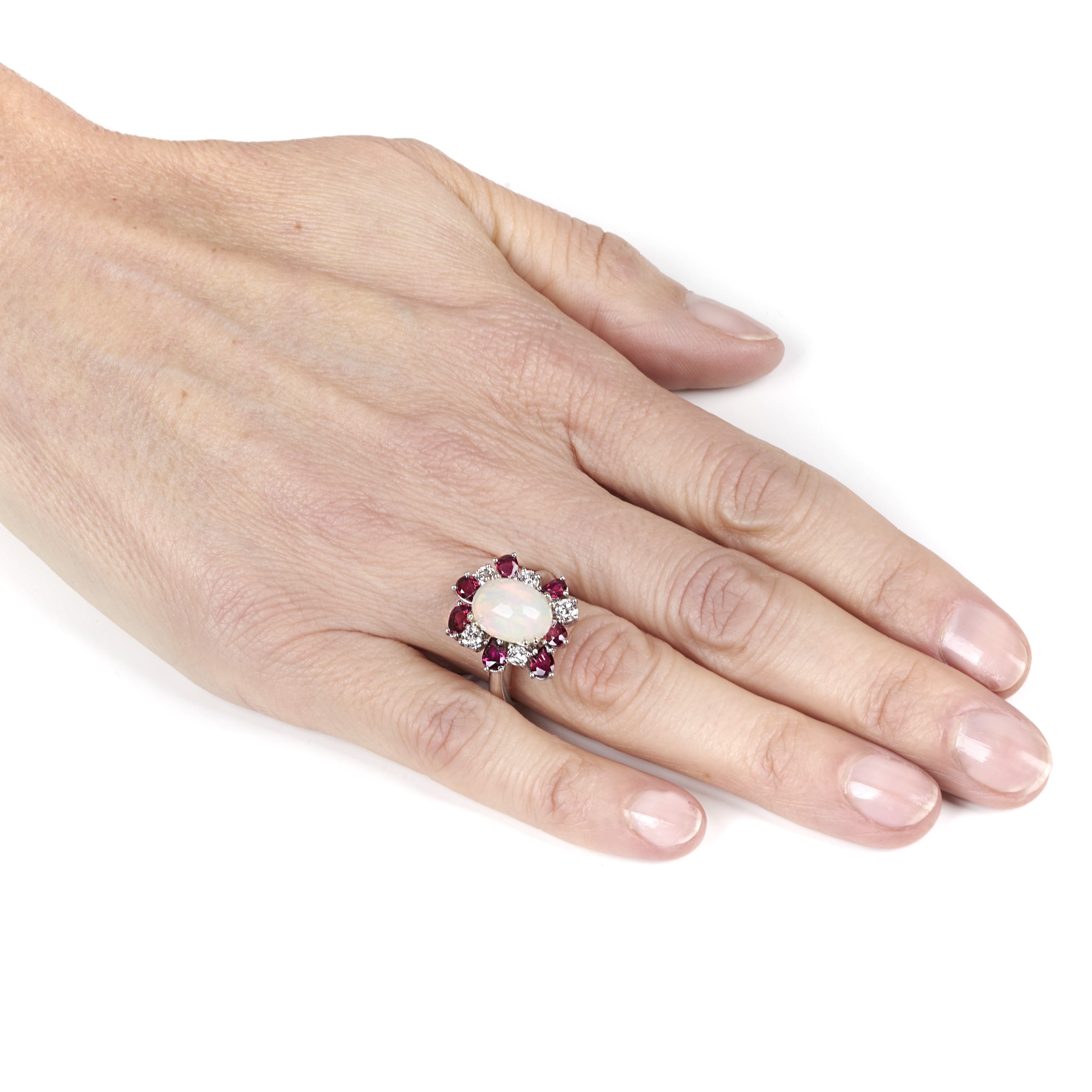 Anello in oro bianco 18 kt, diamanti, rubino e opale
