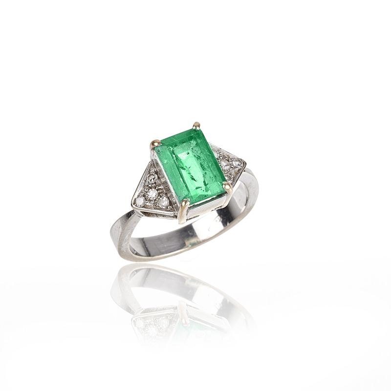 Anello in oro bianco 18 kt, diamanti e smeraldo