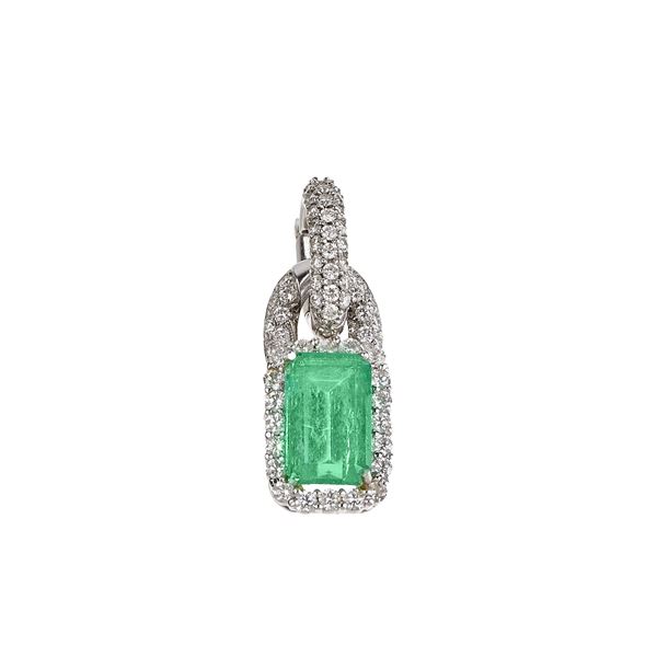 Pendant in white gold, diamonds and emerald