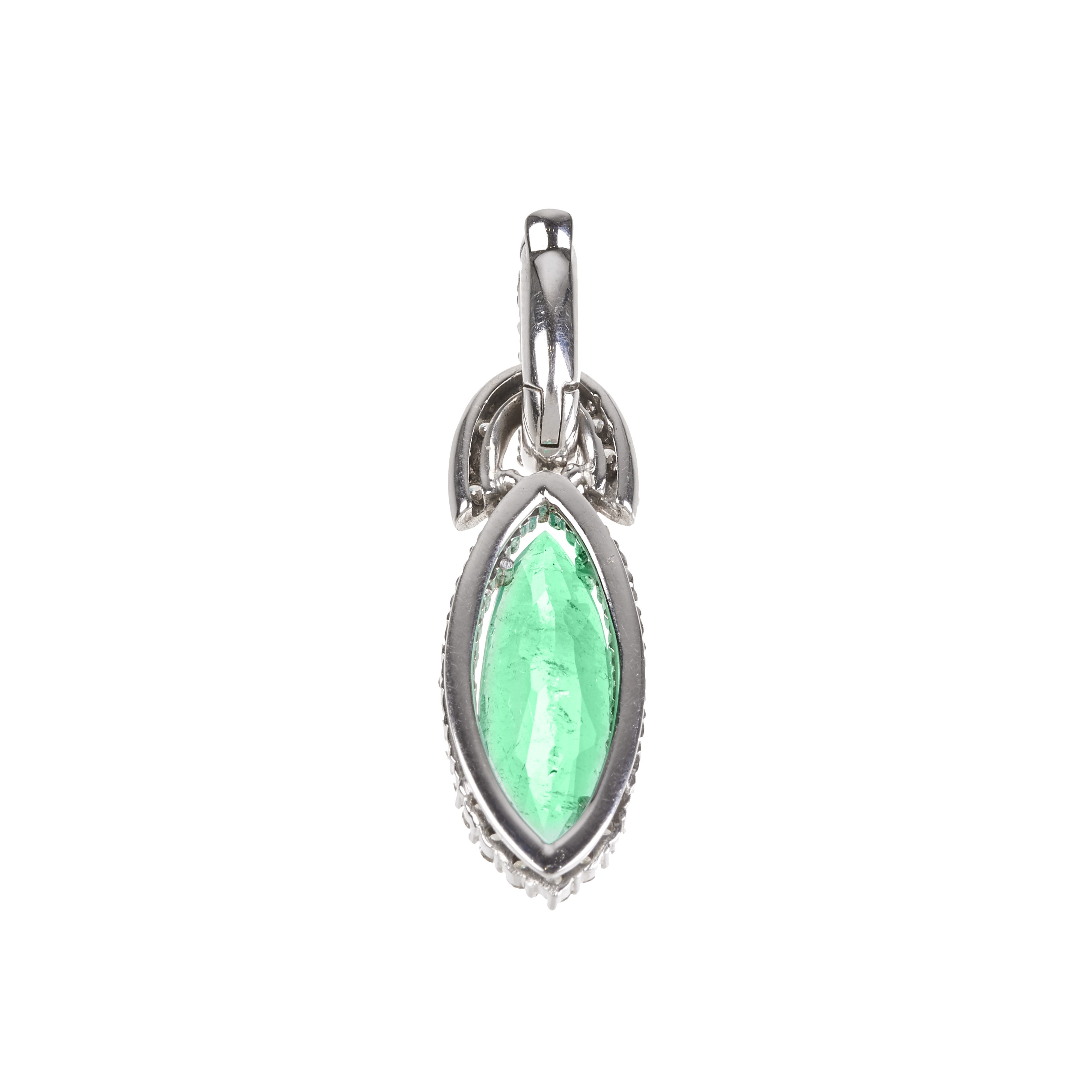 Pendente in oro bianco, diamanti e smeraldo
