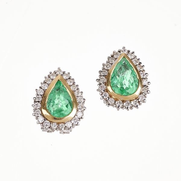 Pair of earrings in white gold, yellow gold, diamonds and emeralds