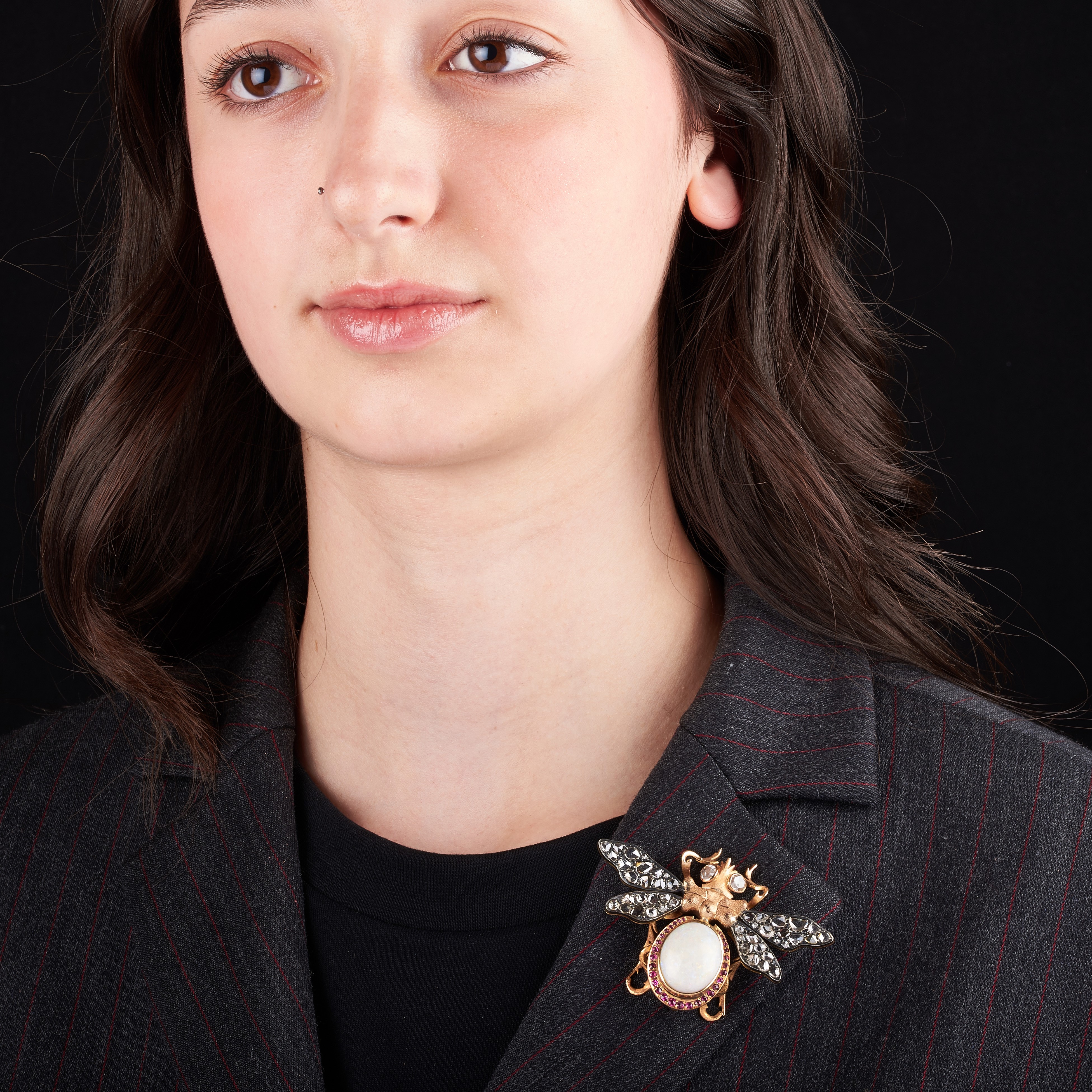 Grande spilla Mosca in oro giallo, argento, diamanti e opale